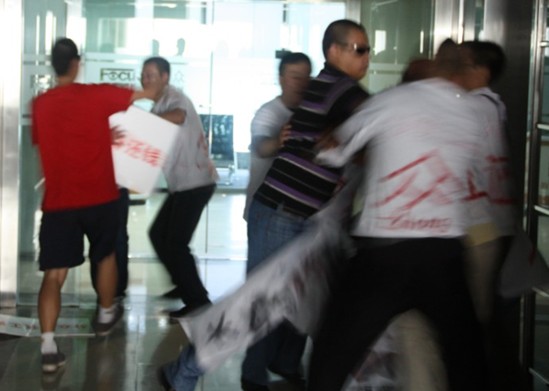 跪求血汗钱:"江南春还我血汗钱,分众还我工资"